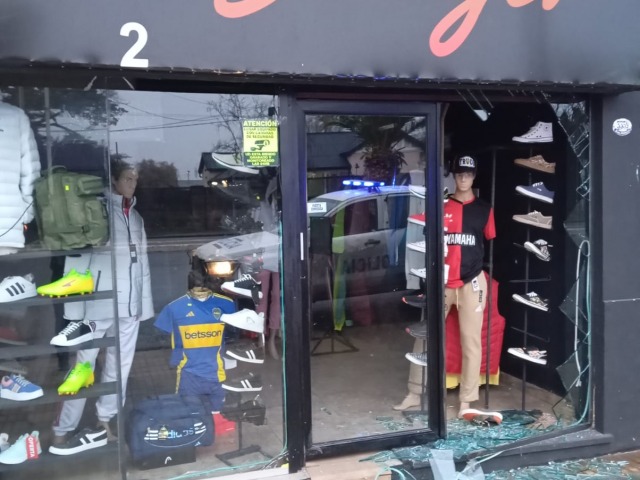 Destruyeron la vidriera y robaron en un comercio
